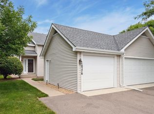 10276 Arrowwood Dr, Eden Prairie, MN 55347