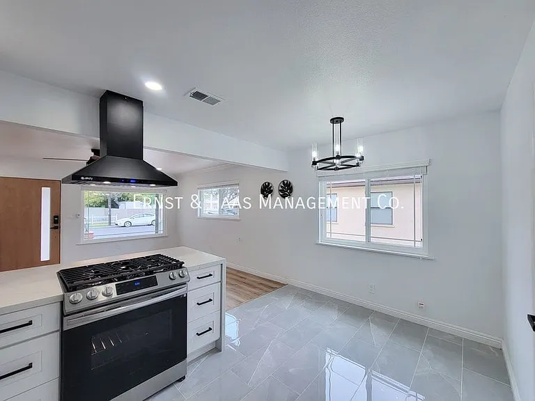 5019 Ashworth St — Photo 12