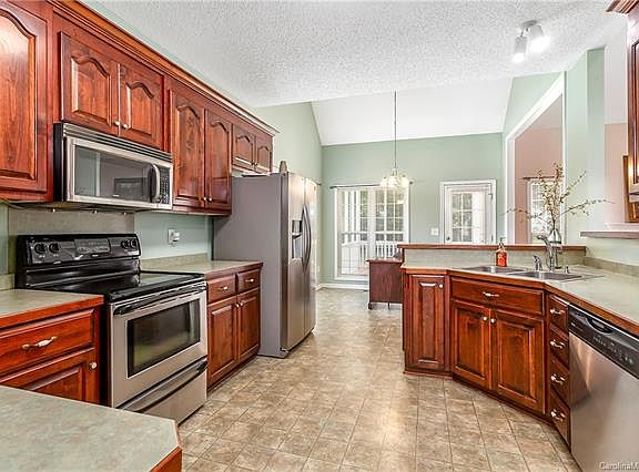 5th image of 104 Bennington Dr