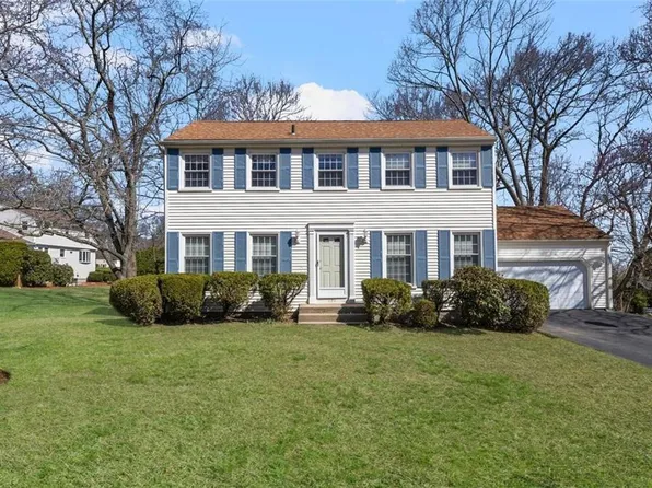 121 Zinnia St, Warwick, RI 02886