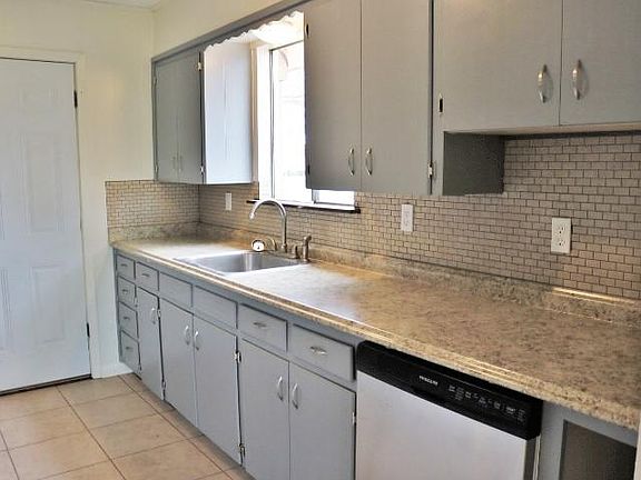 5th image of 716 W Avenue E