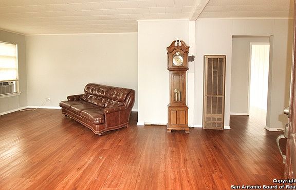 3rd image of 458 Sprucewood Ln