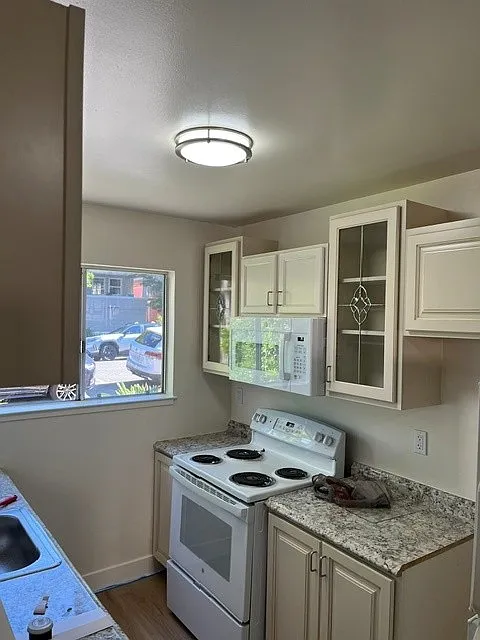 2 bed, 1.5 bath, 990 sqft, $3,300 — Photo 3