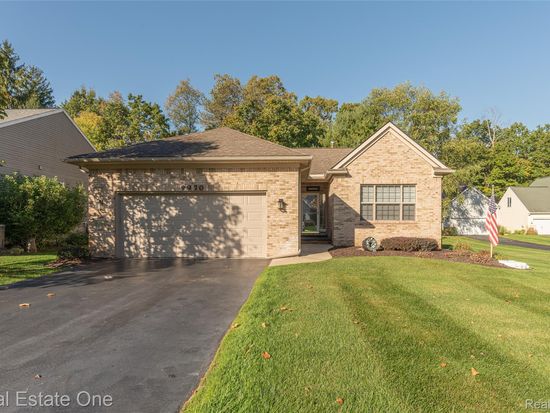 9970 Whispering Woods Dr, Pinckney, MI 48169