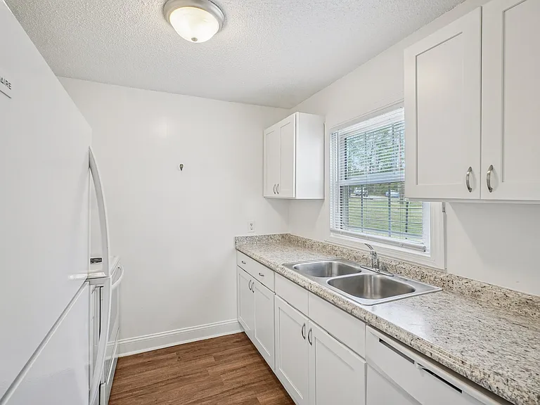 Poplar West — Photo 9