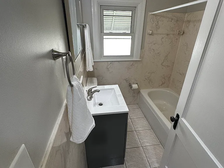 501 Compton St — Photo 4
