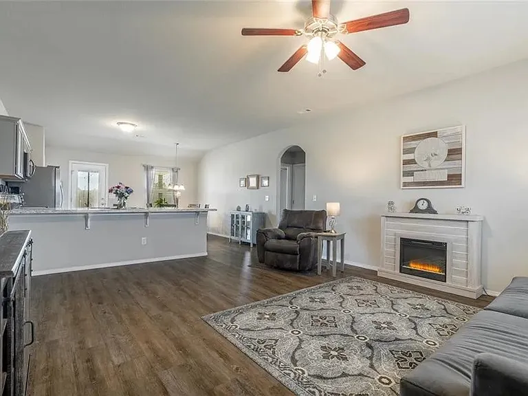 636 Woodcreek Loop — Photo 2