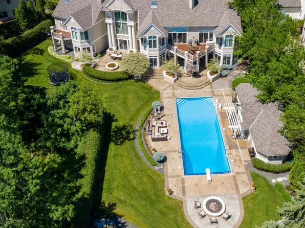 2350 Cherrywood Rd, Minnetonka, MN 55305