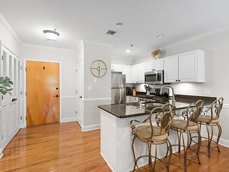 501 9th St #404 — Photo 3