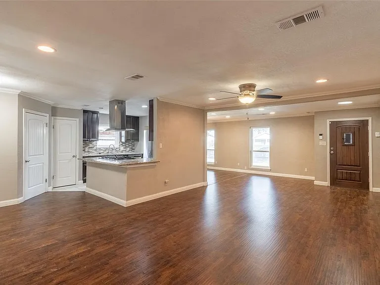 8419 Sharpview Dr — Photo 2