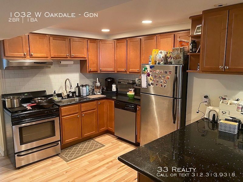 1st image of 1032 W Oakdale Ave