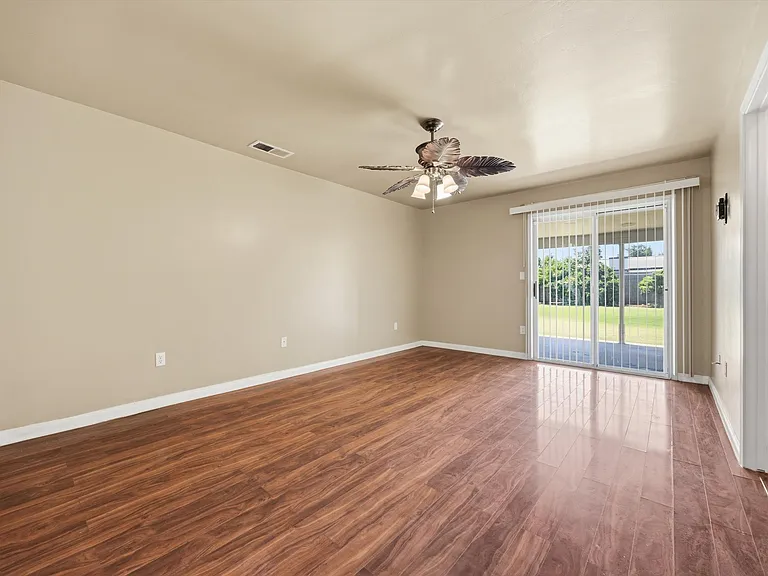 5809 Roscomare St — Photo 5