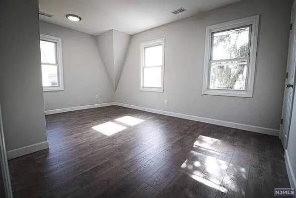 81 Dewey St — Photo 2
