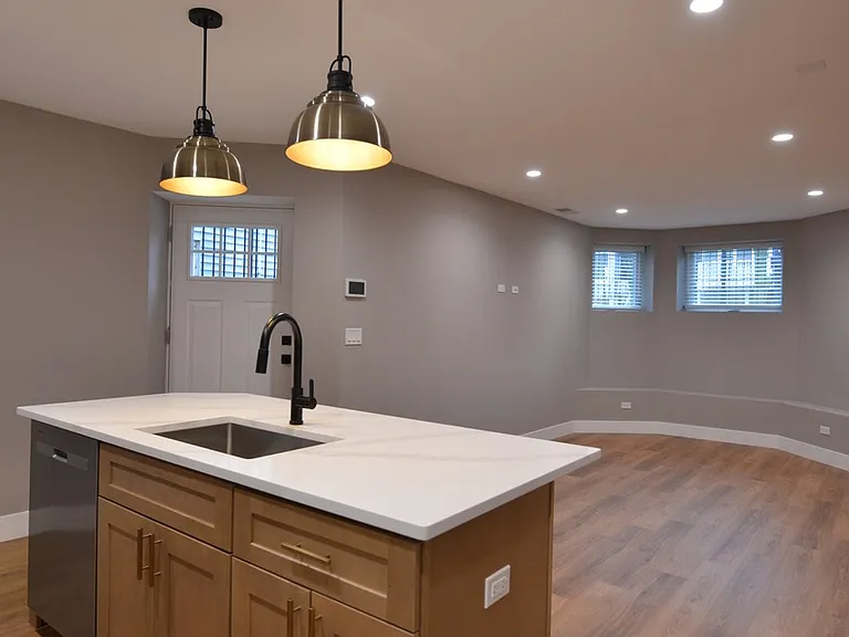 4113 N Damen — Photo 16