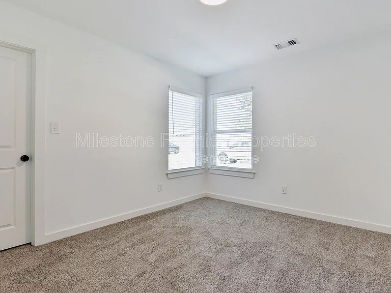 103 E Bond St — Photo 5