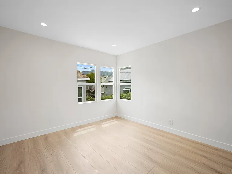 2519 Manhattan Ave — Photo 14
