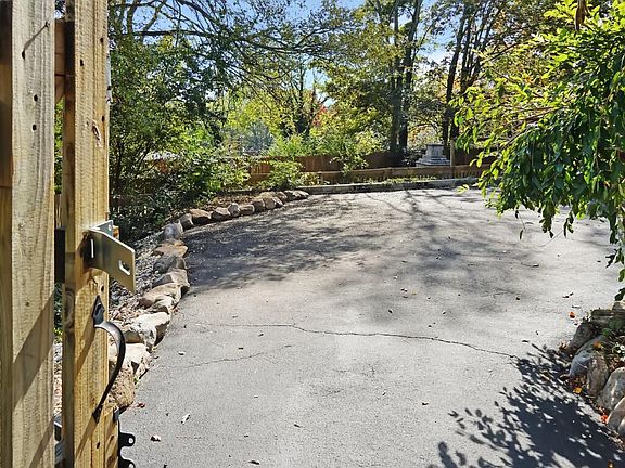 5th image of 308 Crestway Dr