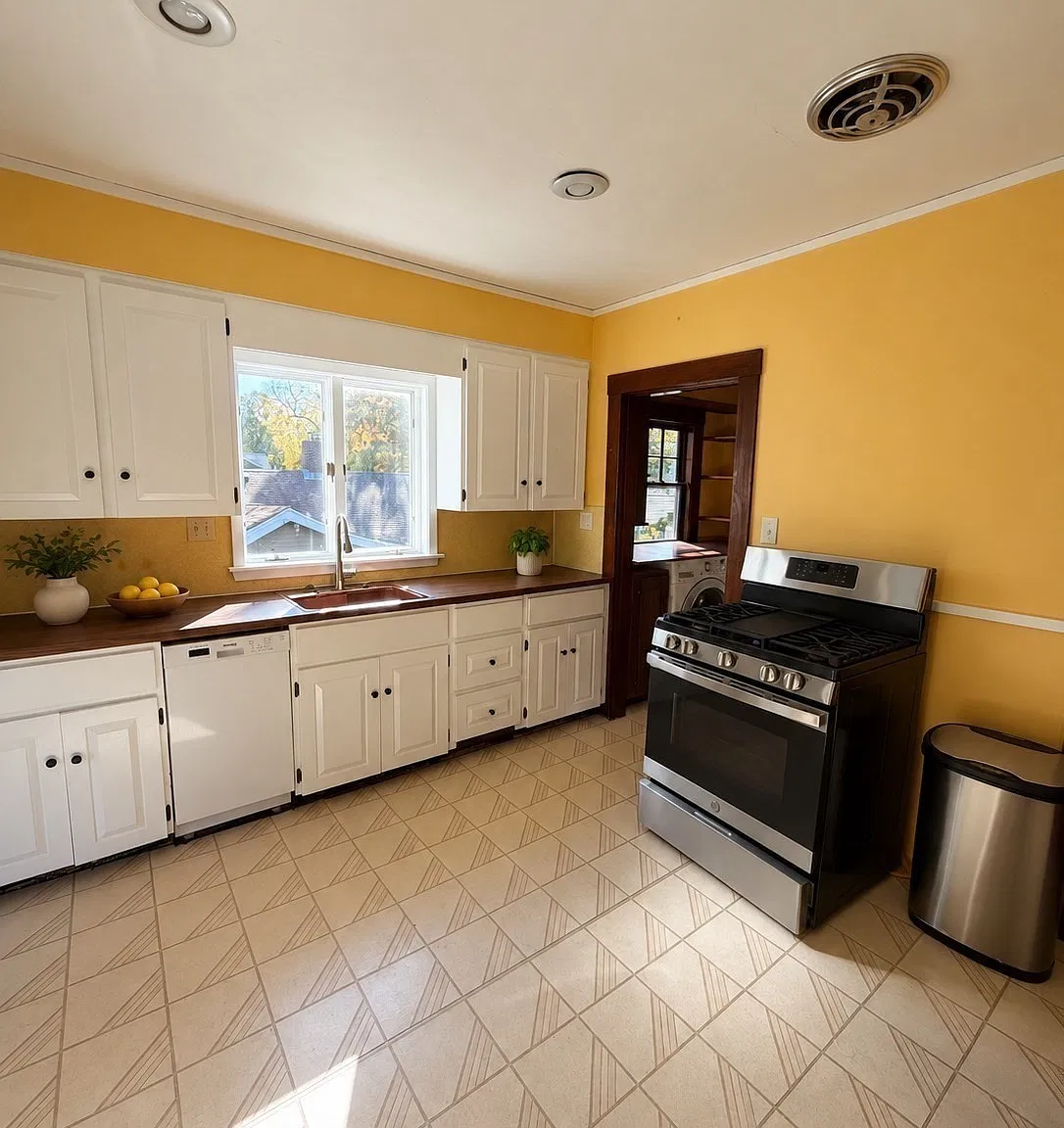 3 bed, 2.0 bath, 2300 sqft, $3,600 — Photo 4