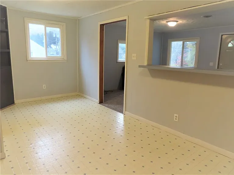 10 Boss Ave — Photo 5