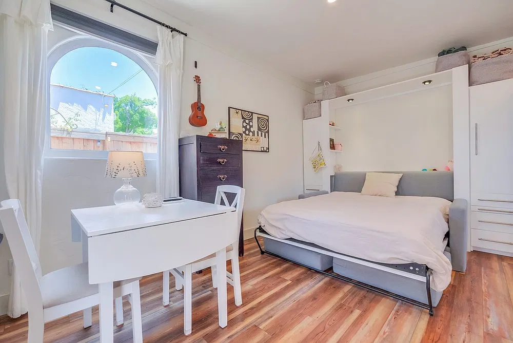 Studio, 300 sqft, $1,900 — Photo 3
