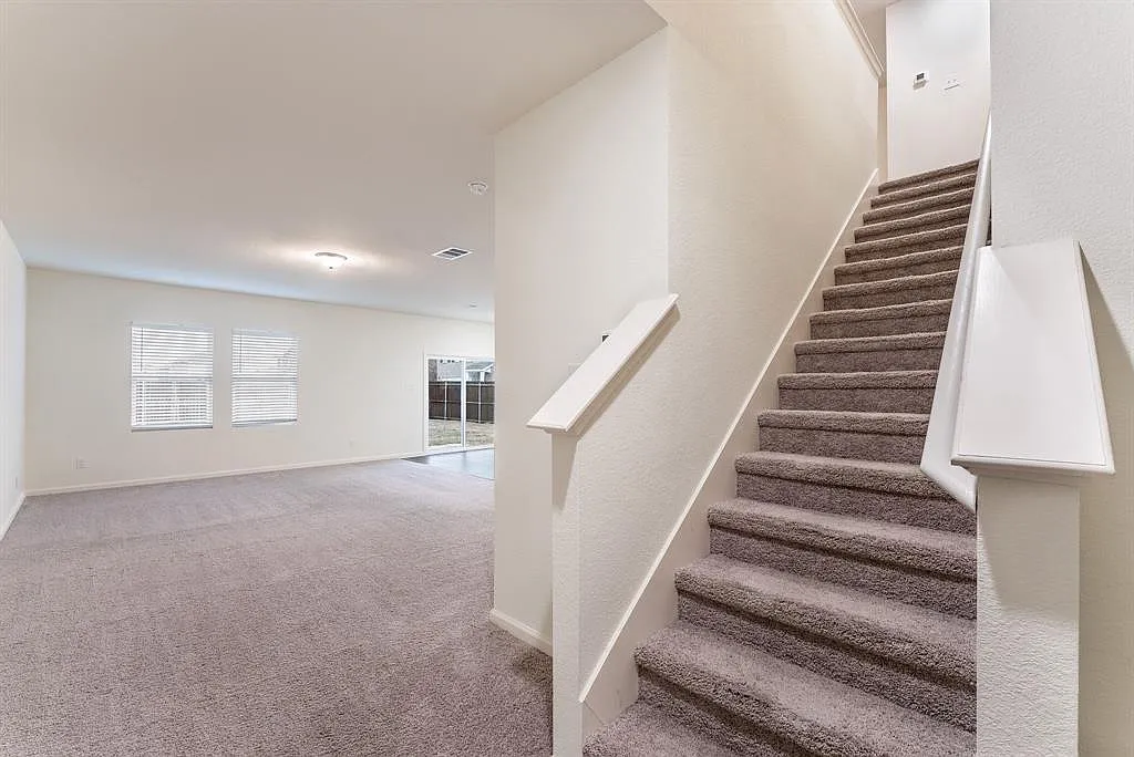 4 bed, 2200 sqft, $2,500 — Photo 2
