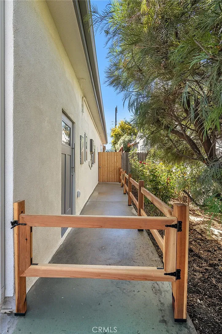 1 bed, 298 sqft, $2,400 — Photo 2