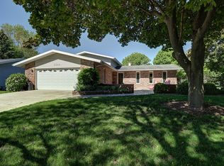 529 Edgebrook Dr, Shorewood, IL 60404