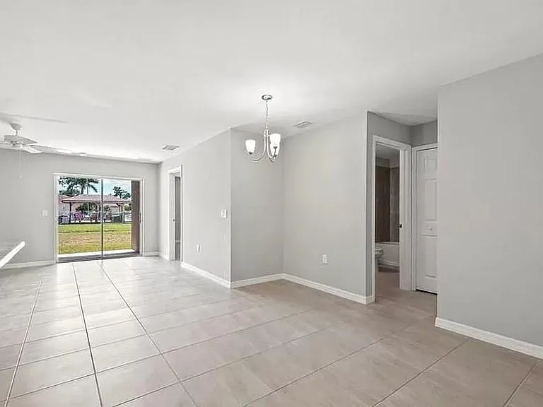1406 SW Trafalgar Pkwy — Photo 4