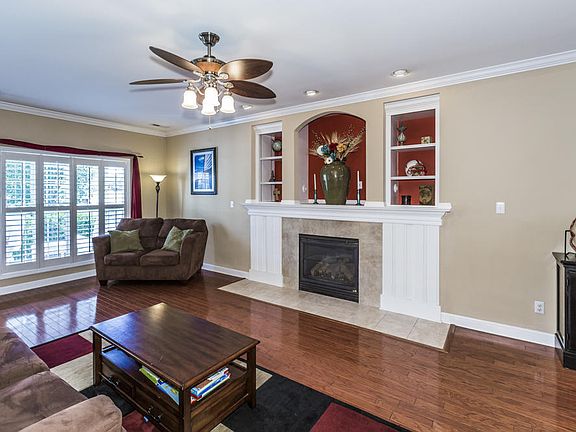3rd image of 1605 Silver Oaks Ln
