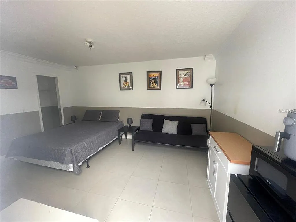 Studio, 1.0 bath, 250 sqft, $950 — Photo 2