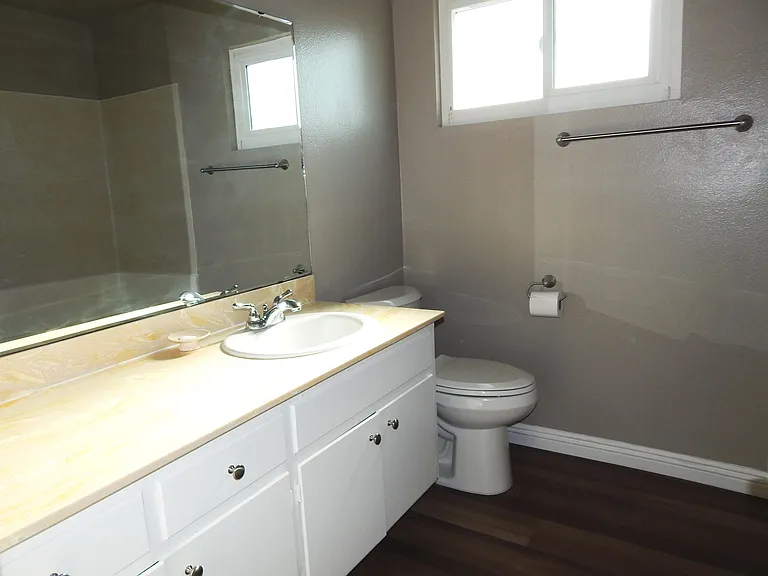 2101 Curtis Ave #4 — Photo 7