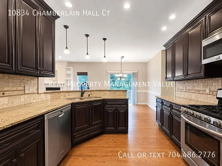 10834 Chamberlain Hall Ct — Photo 5