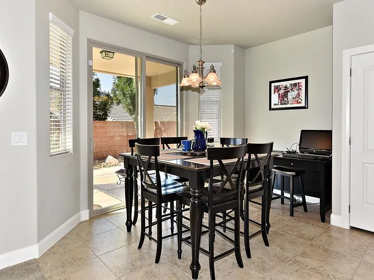 262 E Munich Dr — Photo 7