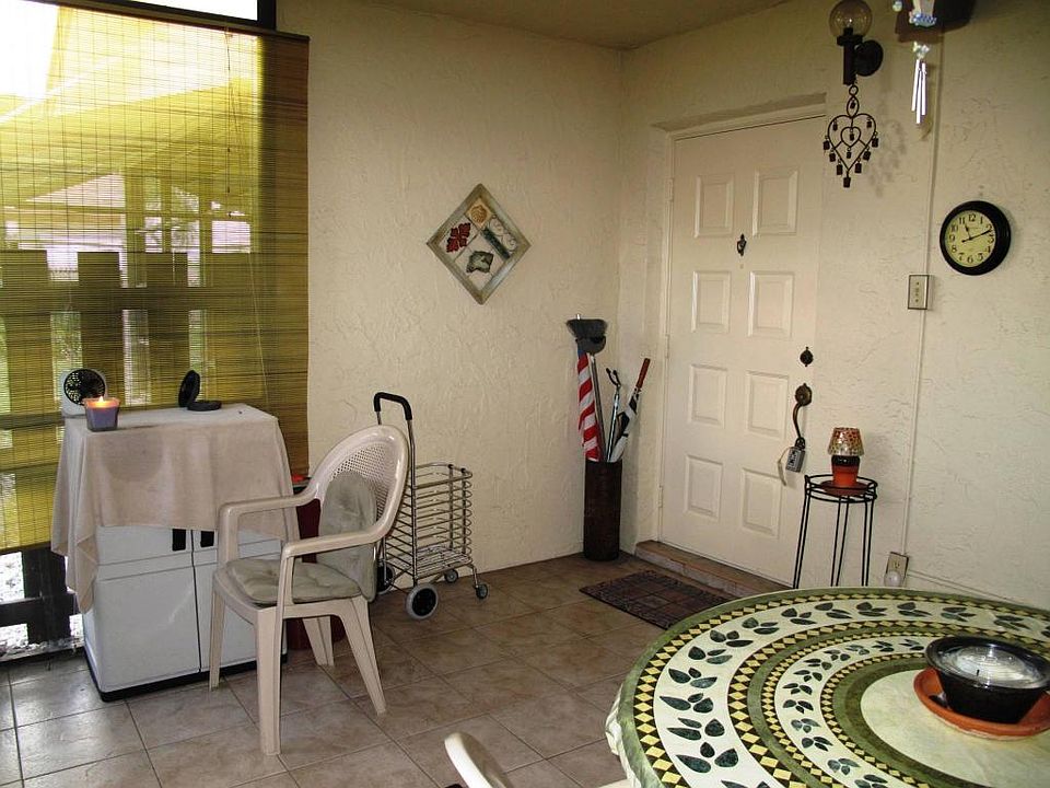 Outside enclosed Patio with ceiling (3)