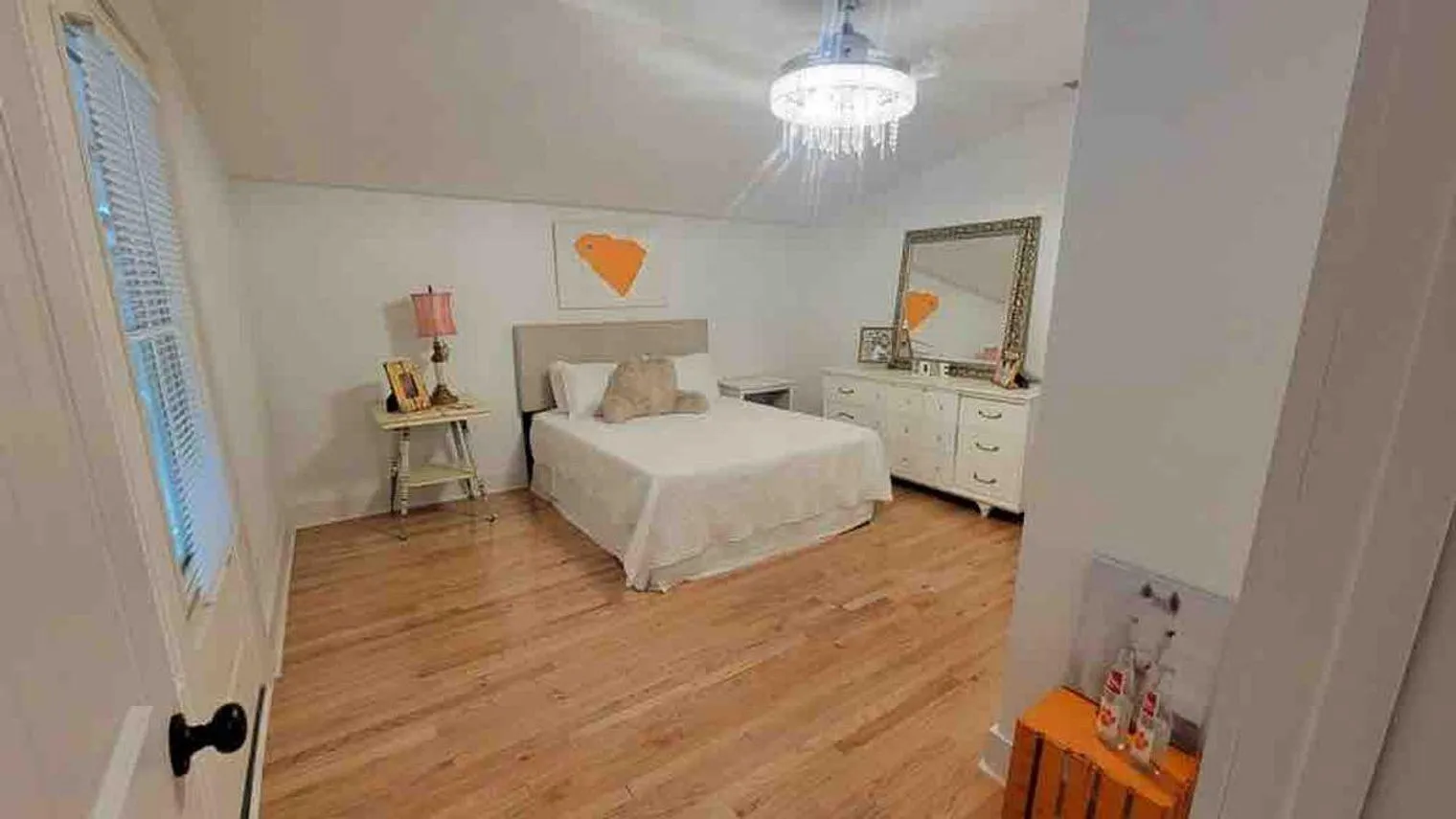 4 bed, 2.0 bath, 3498 sqft, $7,422 — Photo 4