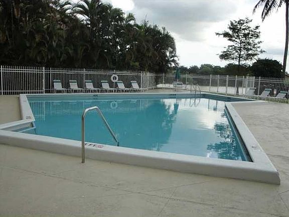 4th image of 618 N University Dr