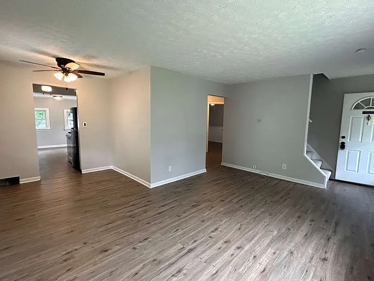 26901 Farringdon Ave — Photo 2