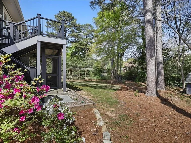 677 Hillandale Cir SW — Photo 30