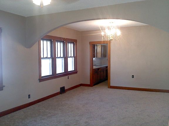 3rd image of 601 W Crawford Ave