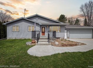 3221 Perry Ct, Grand Blanc, MI 48439