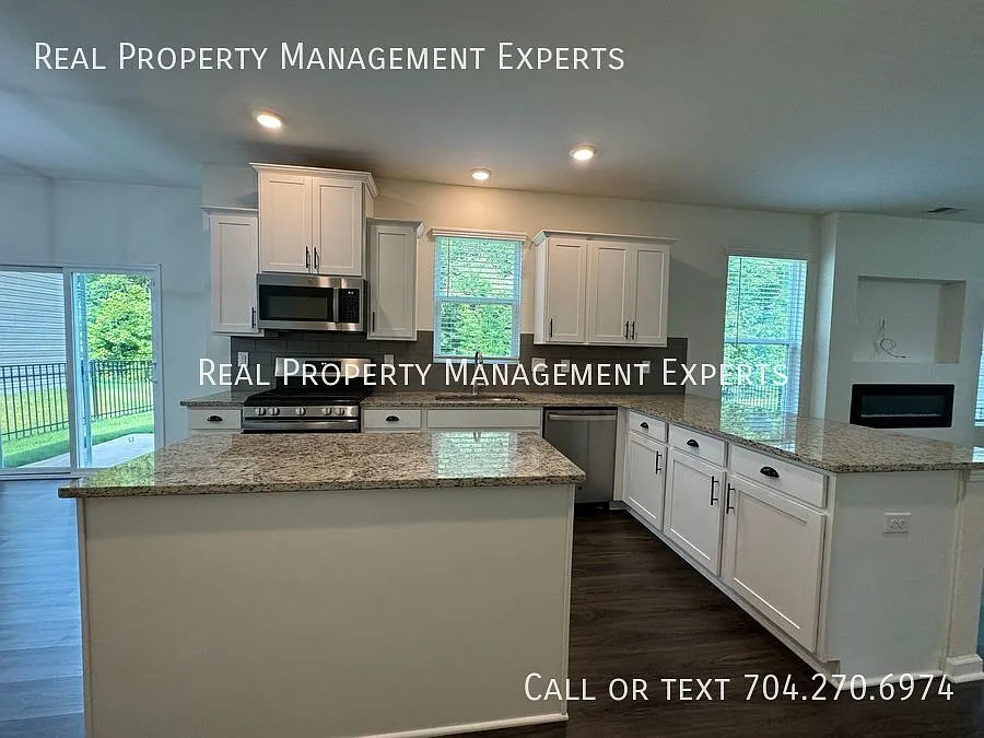 Coming Soon !Charming 3 Bd/2.5 Ba Home W/2 Car Garage In Charlotte! — Photo 2