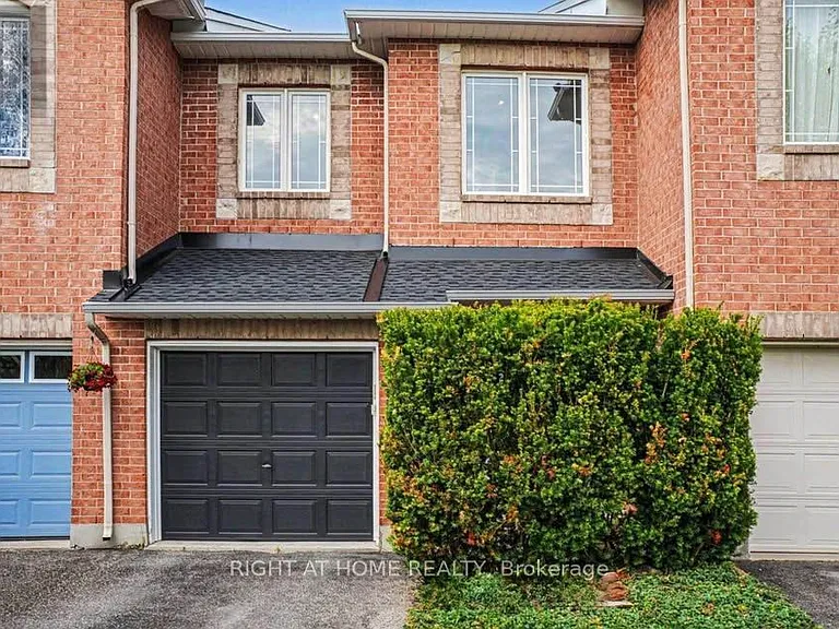 2064 Dunollie Cres — Photo 1