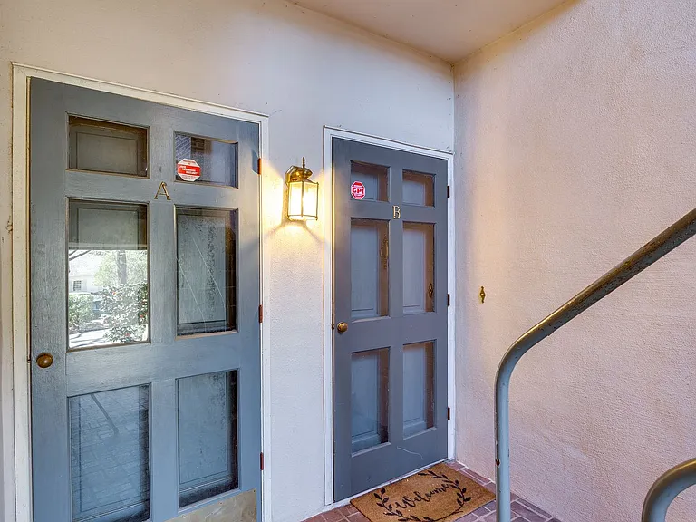 2220 Roswell Ave #B — Photo 2