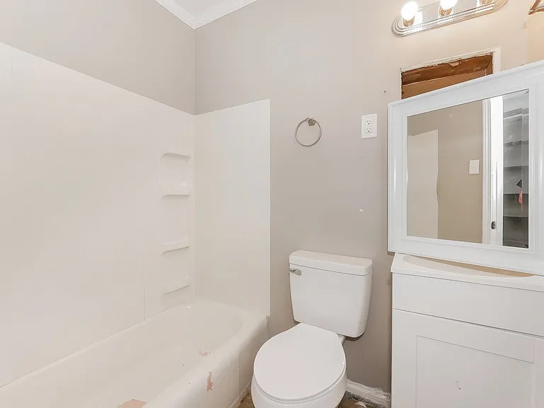 1447666_029_bathroom_12979584.jpg