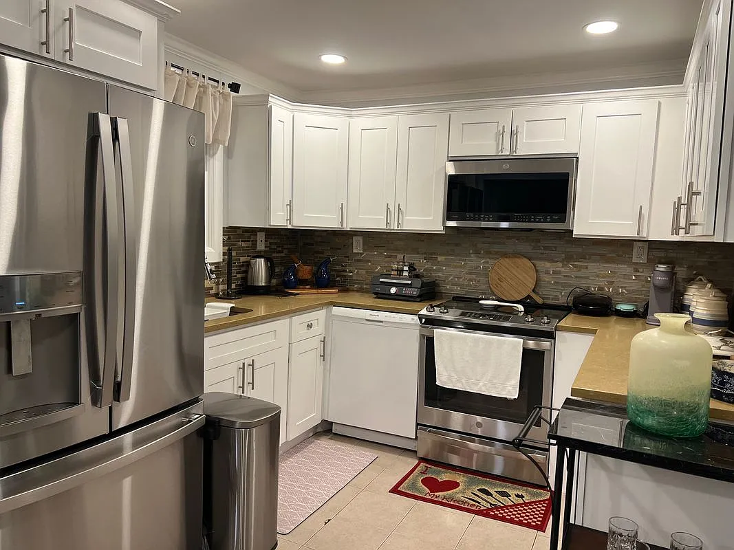 4 bed, 2.0 bath, 968 sqft, $3,750 — Photo 2