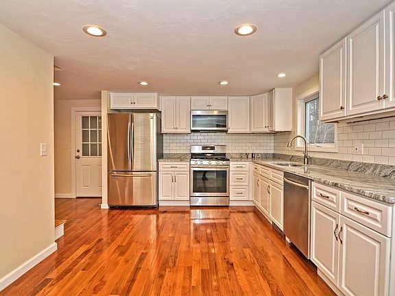 4th image of 69 Spring St