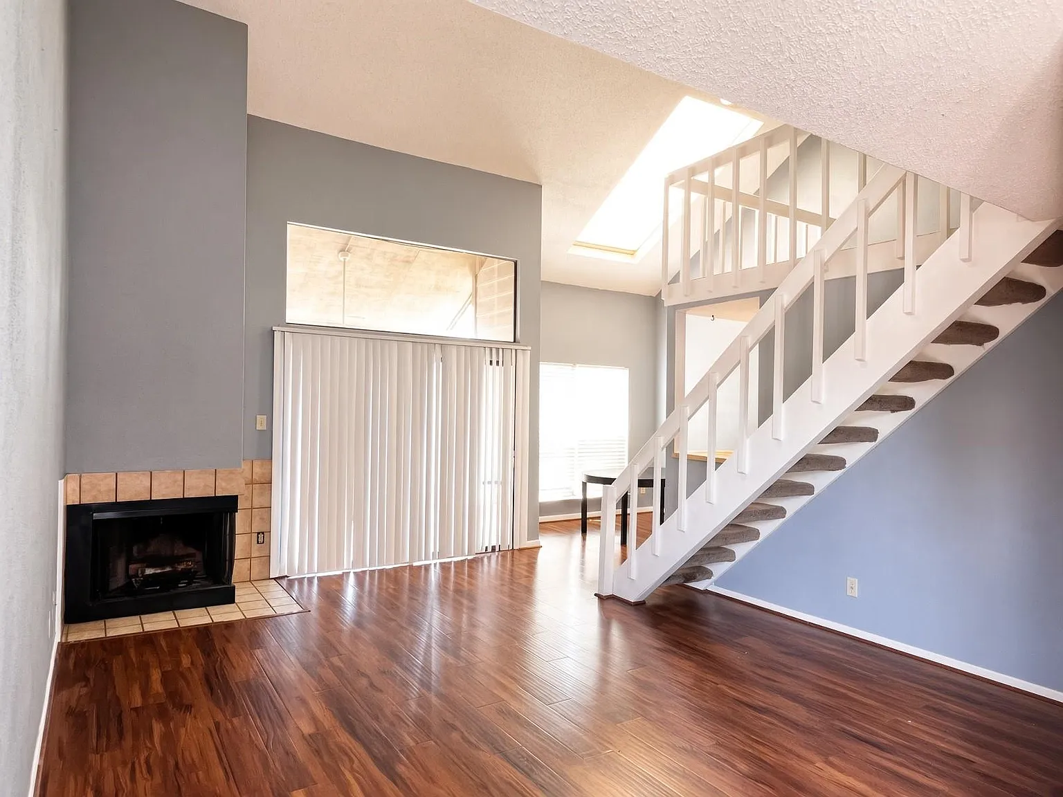 2 bed, 1.0 bath, 832 sqft, $1,300 — Photo 3