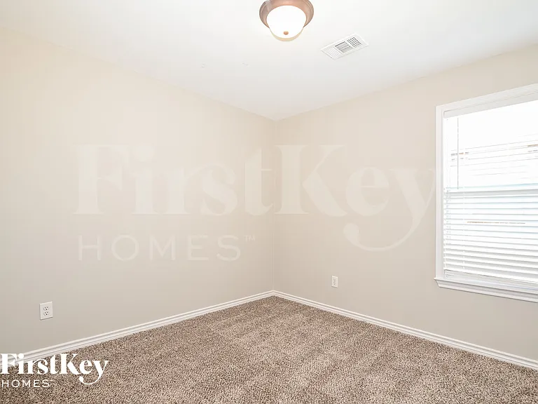 1309 Honeywood Ln — Photo 10