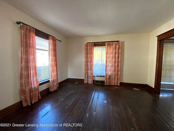 5th image of 1110 E Saginaw St