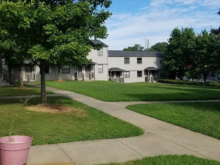 1209 Memorial Dr SE — Photo 3